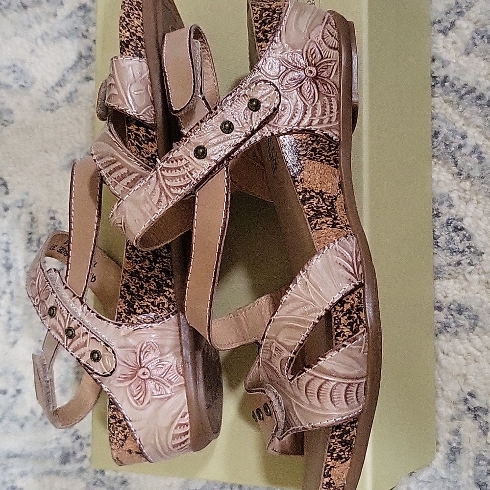 L'ARTISTE Sandals - Picture 8 of 10